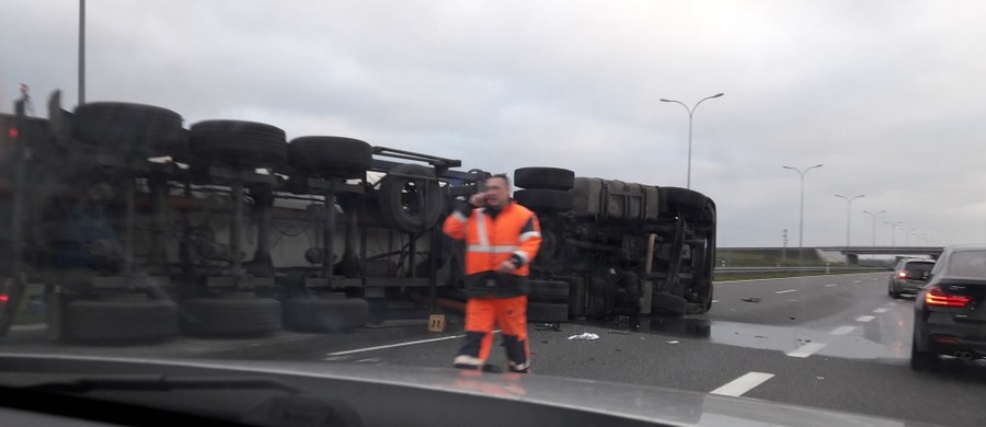 ​Poważne utrudnienia na autostradzie A1 w Kujawsko-Pomorskiem. Na wysokości węzła Kowal przewróciła się cysterna, przewożąca podchloryn sodu. Nie doszło do rozszczelnienia, ale konieczne jest przepompowanie zawartości do innej cysterny.