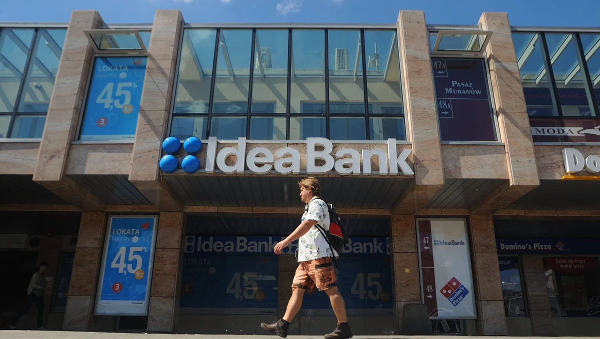 Jest pierwsza pomoc finansowa na banków Leszka Czarneckiego od czasu wybuchu afery w Komisji Nadzoru Finansowego. Narodowy Bank Polski zwolnił Idea Bank z obowiązku utrzymywania połowy rezerwy obowiązkowej - czyli z obowiązku trzymania części pieniędzy na czarną godzinę. Miesiąc temu podobne wsparcie otrzymał drugi bank Czarneckiego, czyli Getin Noble Bank.