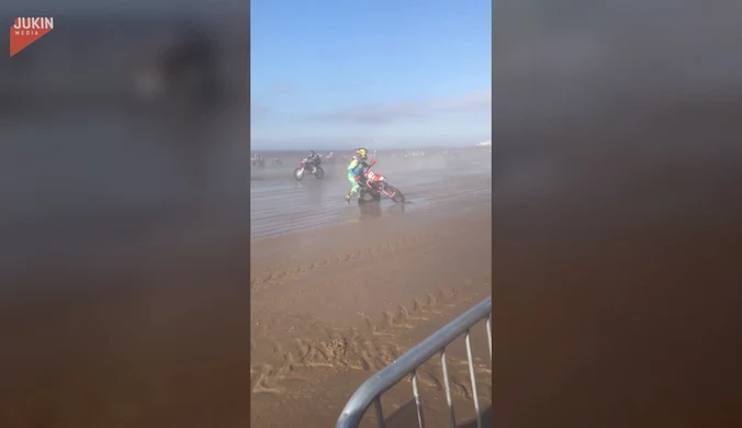 Wypadek podczas wyścigu motocrossów na plaży. Wideo
