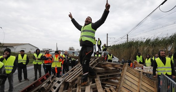 Kończy się trwająca już czwarty dzień we Francji fala protestów przeciwko polityce prezydenta Emmanuela Macrona. Tak przynajmniej twierdzi tamtejsze MSW. Policjanci i żandarmi stopniowo likwidują blokady na drogach i autostradach. 