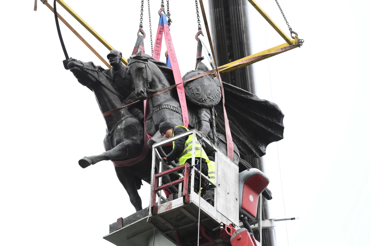 Pomnik 1000-lecia Jazdy Polskiej zostanie odwrócony! Chodzi o 16-metrowy i 30-tonowy monument stojący na rondzie w pobliżu stacji metra - Politechnika. Jeźdźcy na koniach zwróceni są twarzami do Pola Mokotowskiego. Osoby wysiadające z metra i przejeżdżający kierowcy oglądają monument od tyłu. 