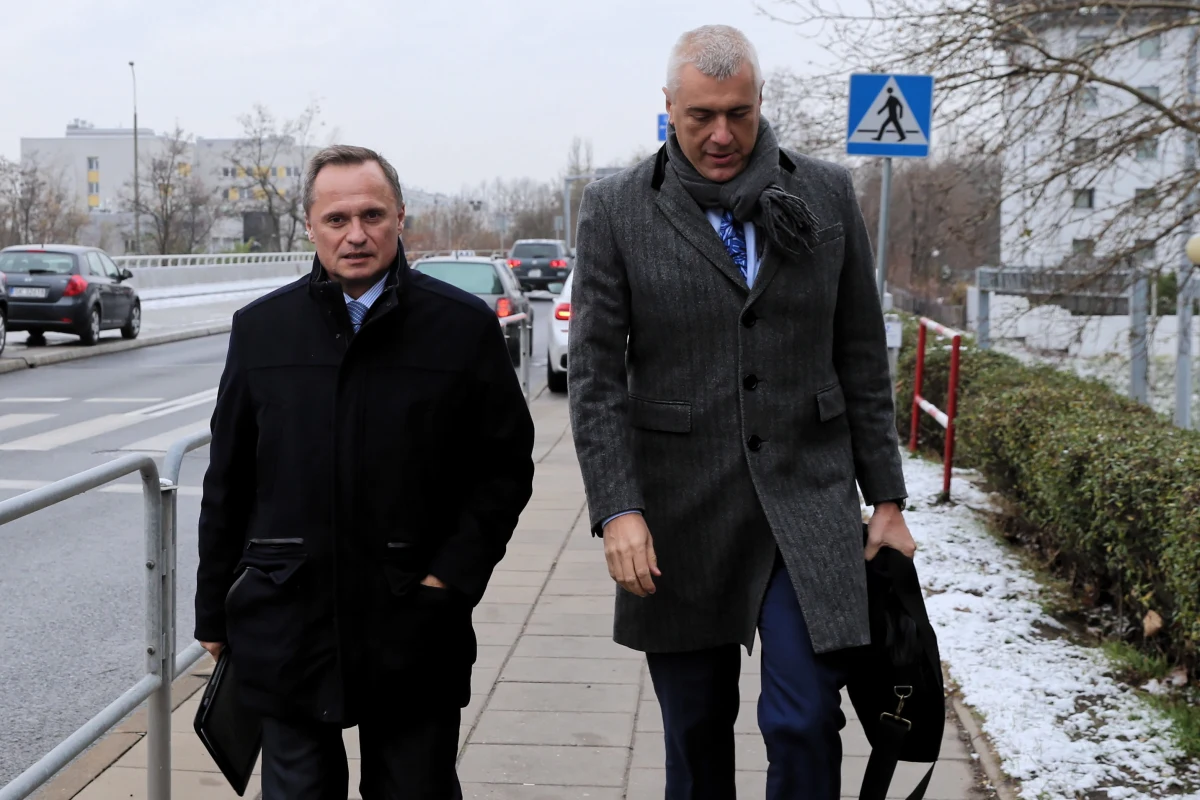 Kara dla prokuratora za niepoinformowanie na czas Zbigniewa Ziobry o zawiadomieniu Leszka Czarneckiego w sprawie korupcyjnej propozycji, którą miał mu złożyć były szef Komisji Nadzoru Finansowego. Zawiadomienie trafiło do prokuratury 7 listopada. Prokurator Generalny twierdzi, że dowiedział się o nim dopiero 12 listopada, gdy sprawę opublikowały media. 