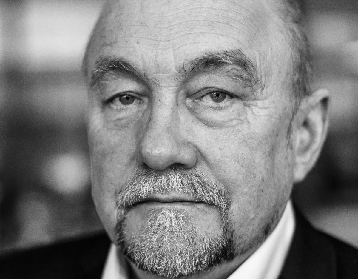 W dniu rocznicy śmierci syna trener Andrzej Gmitruk zapalił na tarasie swojego domu świeczkę ku jego pamięci. Przez tę świeczkę ogień zajął cały stolik na tarasie. Taką informuję przekazał na Twitterze współpracownik trenera.