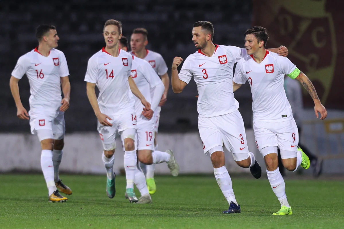Polska młodzieżówka jedzie na Euro do lat 21! Nasi młodzi piłkarze w rewanżu w portugalskim Chaves pokonali gospodarzy 3:1 (3:0). Portugalczycy przecierali oczy ze zdumienia, bo już po 8 minutach przegrywali dwoma trafieniami dzięki bramkom Krystiana Bielika i Dawida Kownackiego. Później podwyższył jeszcze Sebastian Szymański, a dla gospodarzy po przerwie trafił Diogo Jota. Młodzi Polacy awansowali na Mistrzostwa Europy po raz pierwszy od 1994 roku. Dwa lata temu też zagraliśmy na turnieju, ale jako gospodarze.