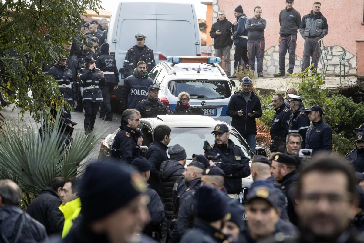 Ponad 600 policjantów uczestniczyło w eksmisji rodziny Casamonica z ośmiu budynków na przedmieściach Rzymu. Wille miały powstać bez odpowiednich zgód lata temu na terenie parku Appia, który jest chroniony ze względu na walory archeologiczne i występujące tam gatunki zwierząt. Walka o eksmisję rodu Casamonica, określanego jako "przestępcza rodzina", trwała 12 lat. Teraz władze miasta chcą przywrócić ten teren "uczciwej społeczności". Klan Casamonica wywodzi się ze społeczności romskiej.