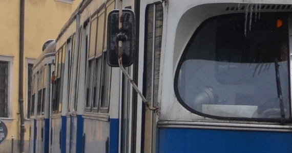 Do śmiertelnego wypadku doszło na al. Pokoju w Krakowie. Tramwaj potrącił tam około 80-letniego mężczyznę. Sprawę bada prokuratura. Policja zaapelowała o ostrożność – w mieście widoczność jest słaba, pada deszcz ze śniegiem.