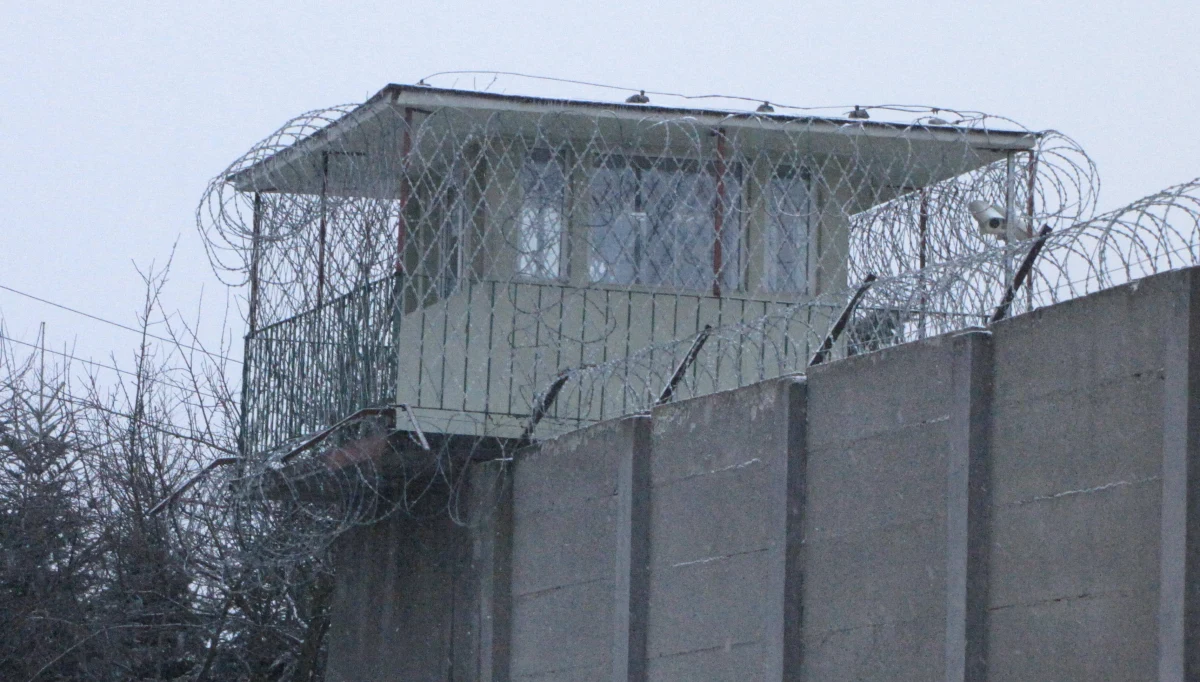 ​Ponad 50 proc. skazanych na więzienie w zawieszeniu wraca do przestępstwa już w pierwszym roku po uprawomocnieniu się wyroku. By tak się nie działo, trzeba lepszej resocjalizacji - pisze środowa "Rzeczpospolita".