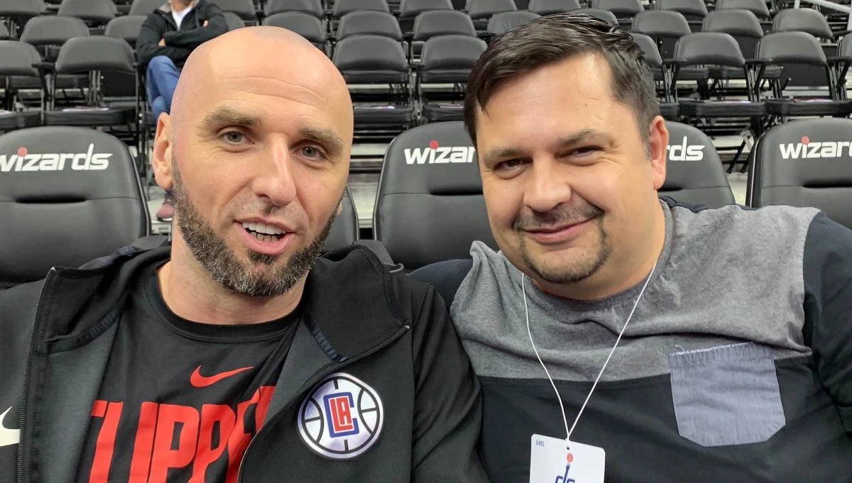 Wielka pomoc dla Zachodniopomorskiego Hospicjum dla Dzieci. Dokładnie tydzień temu nasz amerykański korespondent Paweł Żuchowski podjął wyzwanie rzucone przez Marcina Gortata. Słynny koszykarz napisał na Twitterze: "Jeśli znajdziesz obywatela USA, który zje kaszankę zasmażaną z jajkiem to dam ci 1000 dolarów". Nasz dziennikarz odpowiedział i pokazał byłego amerykańskiego żołnierza, weterana wojny w Iraku jedzącego kaszankę.