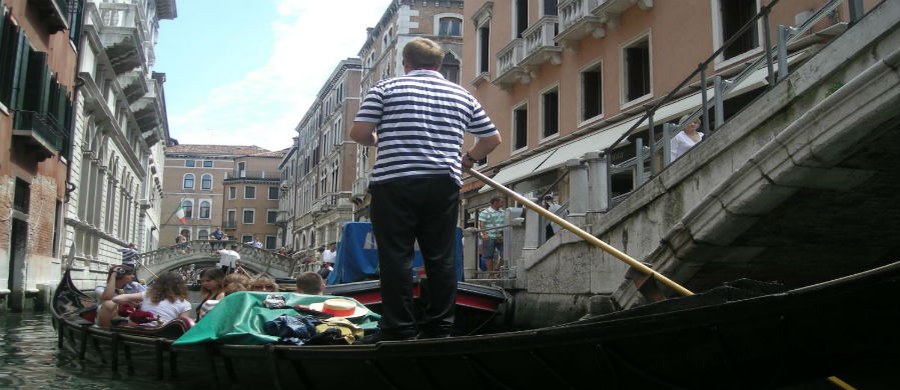 Bazylika Santa Maria della Salute, most Rialto oraz inne zabytki i symboliczne punkty zostały oświetlone na czerwono w hołdzie prześladowanym na świecie chrześcijan. Tę inicjatywę poparł papież Franciszek. 