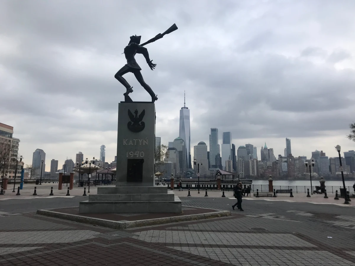Rada Miejska Jersey City zatwierdziła we wtorek w pierwszym głosowaniu uchwałę, pozostawiającą Pomnik Katyński na stałe w dotychczasowym miejscu przy Exchange Place z zachowaniem publicznego statusu placu. Zgodnie z przepisami finalne głosowanie ma odbyć się 19 grudnia.