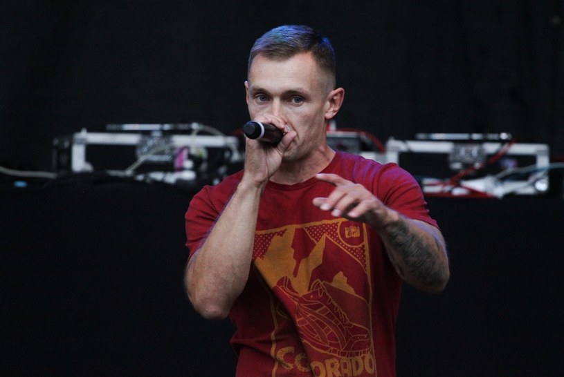 "Na serio" to pierwszy singel Włodiego zwiastujący jego nową EP-kę "Osad". 