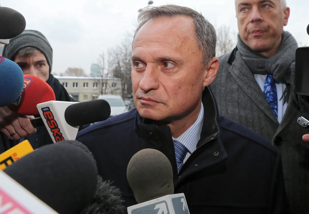 ​W zasobach Instytutu Pamięci Narodowej zachowały się liczne dokumenty dotyczące Leszka Czarneckiego, które nie do końca zostały opisane przez dziennikarzy - pisze tygodnik "Gazeta Polska". Ze zgromadzonych w IPN dokumentów wynika, że 18-letni Leszek Czarnecki został zarejestrowany w czerwcu 1980 roku przez Służbę Bezpieczeństwa jako TW "Ernest". 