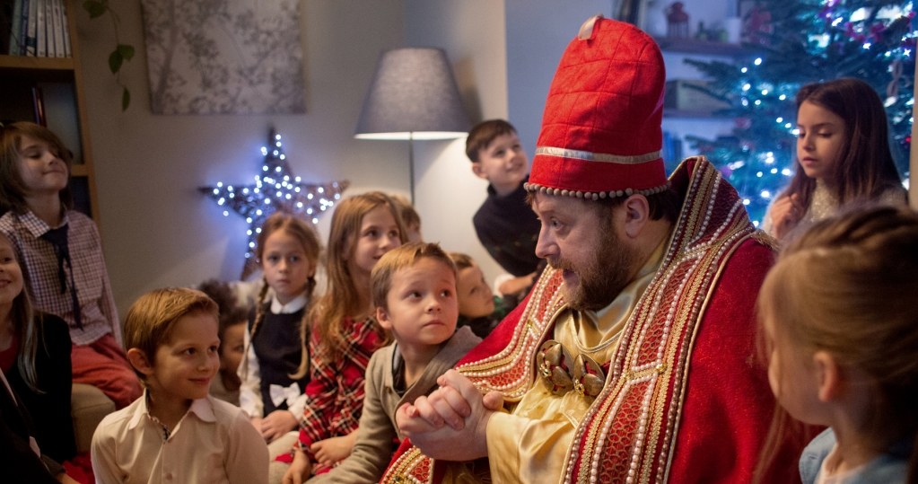 Olaf Lubaszenko obchodzi urodziny 6 grudnia, czyli w Mikołajki. W tym sensie zupełnie zrozumiałe wydaje się to, że w filmie "Miłość jest wszystkim" gra Świętego Mikołaja. Jego staruszek z siwą brodą jest jednak daleki od stereotypu.