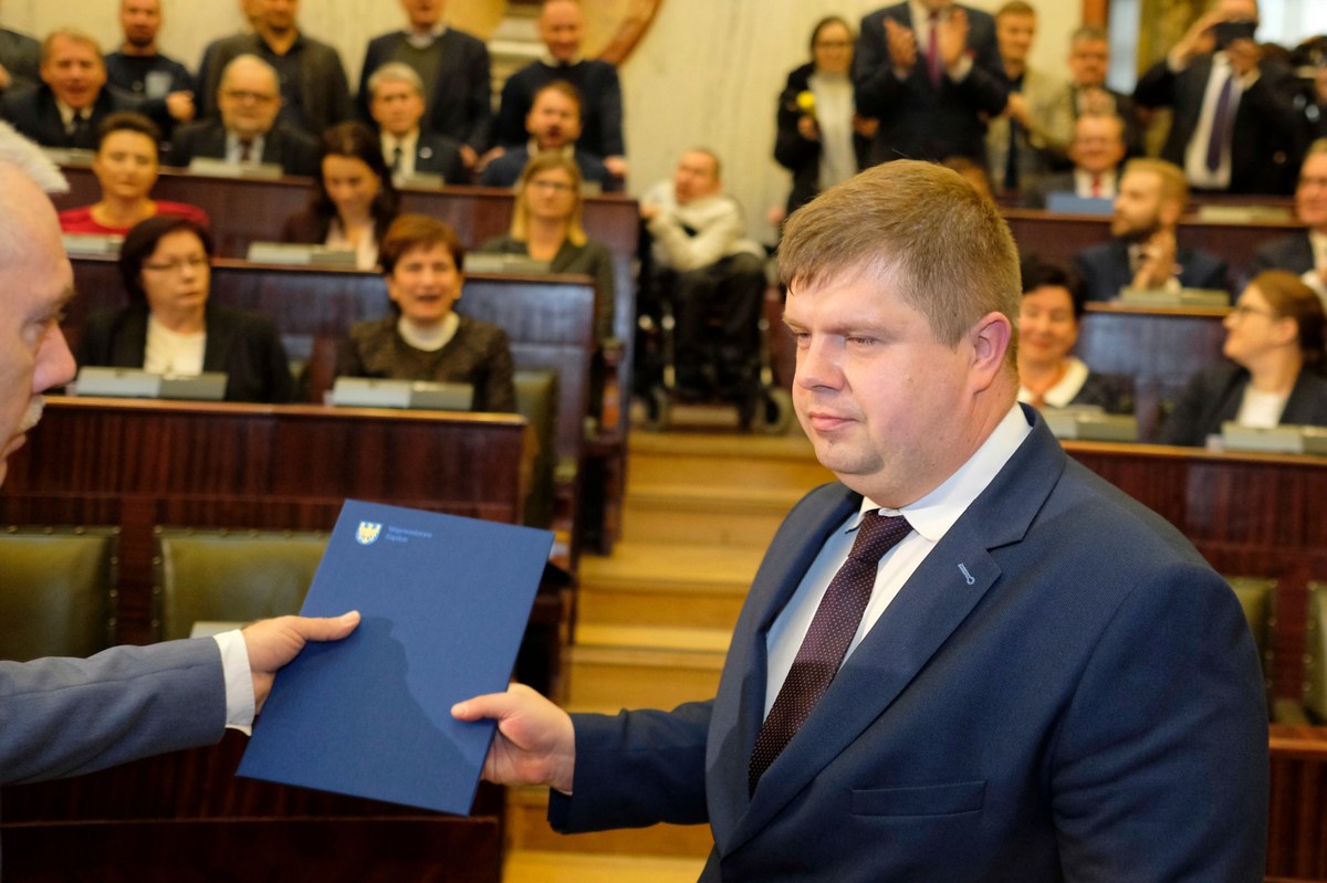 Wybrany z listy Koalicji Obywatelskiej radny Wojciech Kałuża został wicemarszałkiem woj. śląskiego z PiS. To wynik wolty jakiej dokonał Kałuża odchodząc z Koalicji Obywatelskiej i przechodząc do Prawa i Sprawiedliwości. Dzięki temu ruchowi PiS zyskał większość w sejmiku województwa śląskiego i wybrał marszałka ze swojej partii, a także przewodniczego sejmiku. Jeszcze wczoraj KO, PSL, SLD ogłaszały, że zawarły porozumienie koalicyjne w śląskim sejmiku.