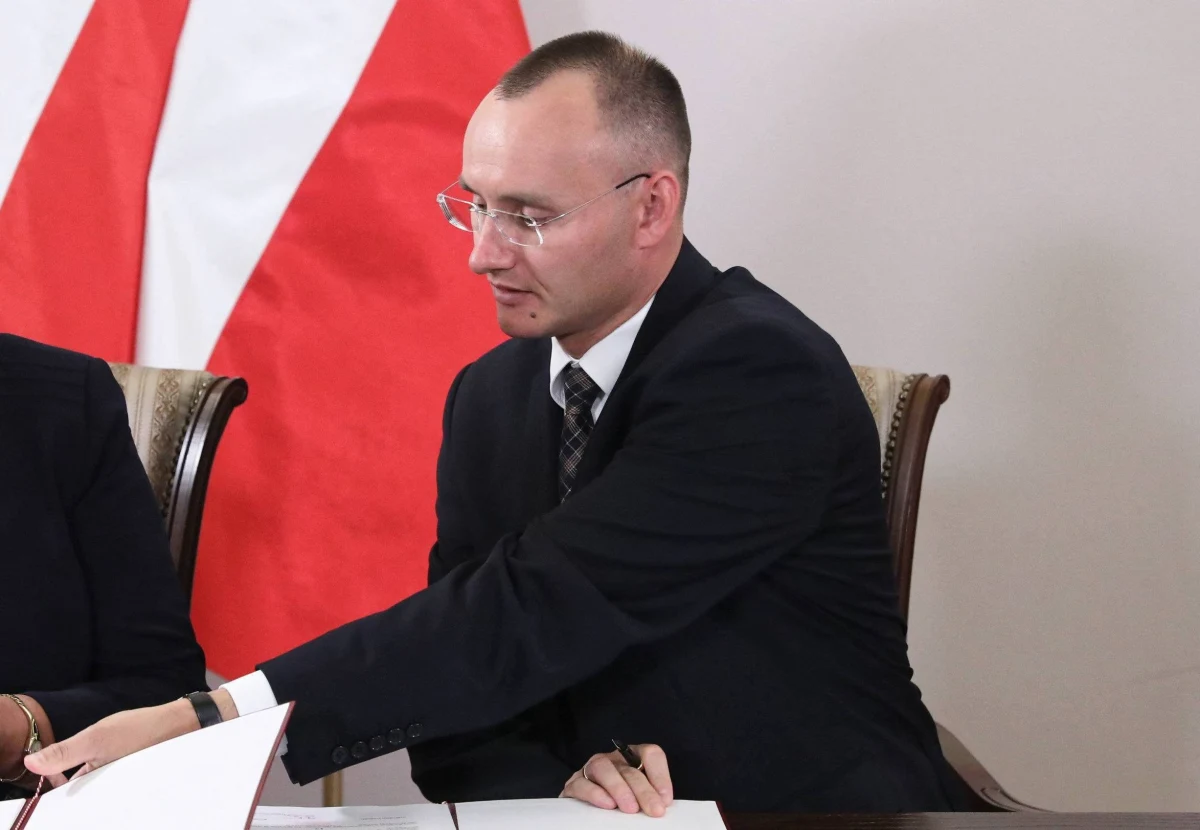 Sejmowe komisje dziś kolejny raz spróbują zaopiniować kandydata na urząd Rzecznika Praw Dziecka. Będzie to już czwarta próba powołania następcy Marka Michalaka. Opozycja jednak grzmi, że zgłoszony przez Prawo i Sprawiedliwość urzędnik ministerstwa sprawiedliwości Mikołaj Pawlak nie spełnia wymogów stawianych kandydatowi. 