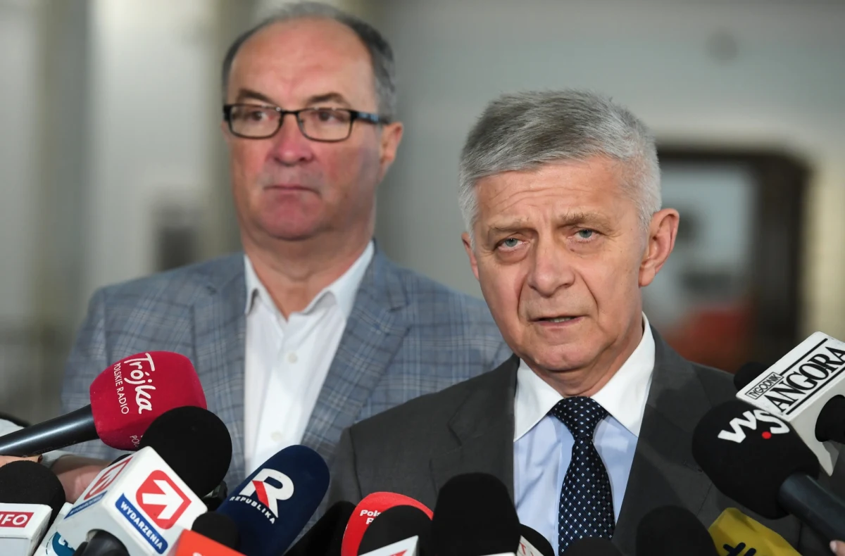 Były prezes Narodowego Banku Polskiego i były premier Marek Belka apeluje o powołanie specjalnego zespołu śledczego do wyjaśnienia afery w Komisji Nadzoru Finansowego. Belka twierdzi, że brak szybkiego rozwikłania w tej sprawy może nieść ogromne konsekwencje finansowe dla Polski.