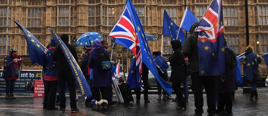 Brytyjska premier Theresa May ostrzegła w Izbie Gmin, że próba zablokowania proponowanego przez nią porozumienia w sprawie Brexitu może doprowadzić do bezumownego opuszczenia Wspólnoty lub nawet pozostania kraju w Unii Europejskiej wbrew woli wyborców.