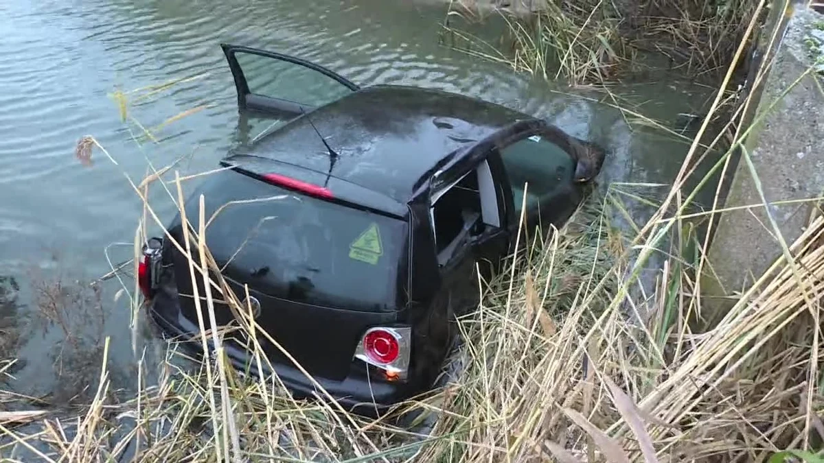 Samochód wpadł do stawu w Dębnicy w woj. wielkopolskim. Do niebezpiecznego zdarzenia doszło w środę przed południem. 23-letnia kobieta straciła panowanie nad pojazdem, uderzyła w most i wpadła do zbiornika wodnego. "Pani o własnych siłach wyszła z pojazdu, zaopiekowali się nią przejeżdżający kierowcy" – relacjonował st. kpt. Zbigniew Foltynowicz ze straży pożarnej w Ostrowie Wlkp.
