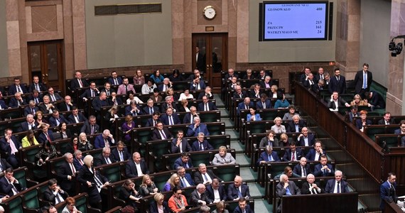 W środę wieczorem nowelizacja ustawy o Sądzie Najwyższym wpłynęła do Senatu. Wcześniej Sejm uchwalił nowelizację ustawy o SN przewidującą umożliwienie sędziom Sądu Najwyższego i Naczelnego Sądu Administracyjnego, którzy przeszli w stan spoczynku po osiągnięciu 65. roku życia, powrotu do pełnienia urzędu. Za przyjęciem nowelizacji głosowało 215 posłów, 161 było przeciw, 24 posłów wstrzymało się od głosu. Sejm przyjął poprawkę zaproponowaną przez klub PiS. Przewiduje ona umorzenie postępowań ws. ustalenia istnienia stosunku służbowego wobec sędziów, którzy powrócą do sprawowania urzędu w SN, gdyż ich służba uznana zostaje za nieprzerwaną. Izba nie przyjęła natomiast żadnej poprawki wniesionej przez opozycję.