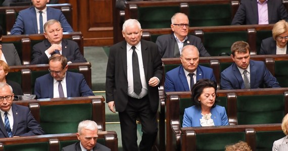 Posłanka PiS Anna Siarkowska przed głosowaniem nad nowelizacją ustawy o SN mówiła o "wycofywaniu się ze słusznych reform". Gdy schodziła z mównicy prezes Jarosław Kaczyński kręcił głową i pogroził jej palcem.