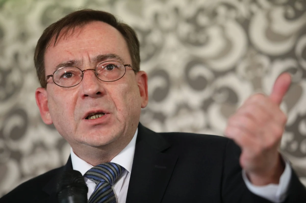 Bank Światowy odniósł się do kwestii zatrudnienia na intratnym stanowisku Kacpra Kamińskiego, syna koordynatora służb specjalnych i wiceprezesa PiS Mariusza Kamińskiego. "Wyboru Doradców Dyrektorów Wykonawczych w Banku Światowym dokonują sami Dyrektorzy Wykonawczy, którzy mianowani są z kolei przez kraje członkowskie Banku" - poinformowała instytucja finansowa. To oznacza, że strona polska odpowiadała za powierzenie stanowiska synowi Mariusza Kamińskiego.