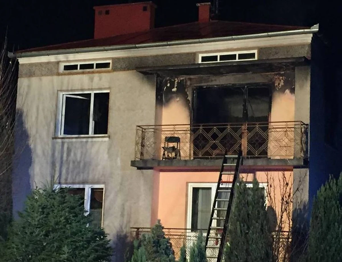 Pięć osób zostało rannych w pożarze domu w Sanoku na Podkarpaciu. Jak pisze portal esanok.pl ogień pojawił się w budynku na skrzyżowaniu ulic Traugutta i Kwiatowej. 