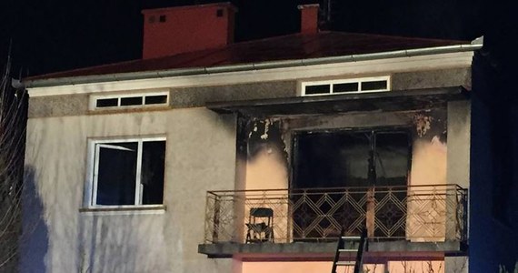 Pięć osób zostało rannych w pożarze domu w Sanoku na Podkarpaciu. Jak pisze portal esanok.pl ogień pojawił się w budynku na skrzyżowaniu ulic Traugutta i Kwiatowej. 