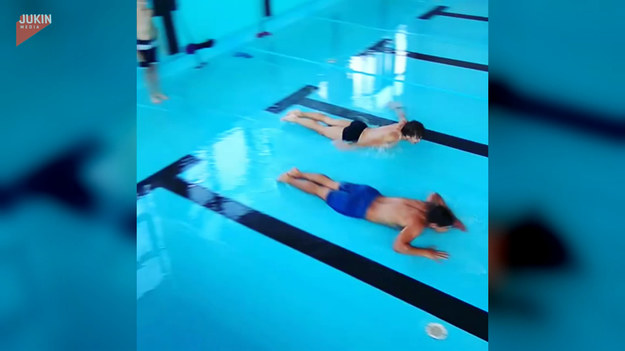 Zawody pływackie w nieco innej formie jak dotychczas. Uczniowie podczas zajęć dodatkowych na basenie wpadli na ciekawy pomysł. Zobaczcie sami. 