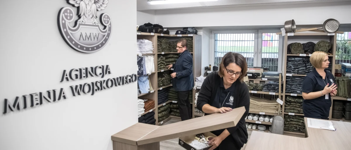 ​Niestraszne będą największe mrozy. Wystarczy tylko przed zimą zaopatrzyć się w wojskowe kalesony, kurtkę czy czapkę uszankę - zachęca Agencja Mienia Wojskowego. Sklep AMW w Poznaniu rozpoczął w tym tygodniu sprzedaż zimowej oferty.