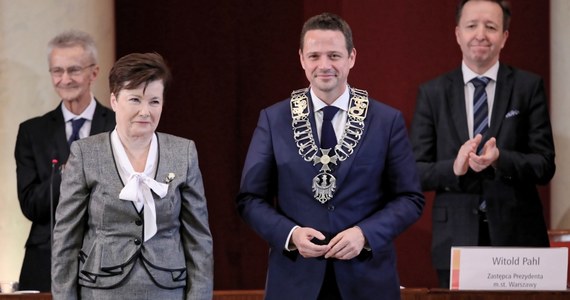 Rafał Trzaskowski został na pierwszej sesji nowo wybranej Rady Warszawy zaprzysiężony na prezydenta miasta stołecznego Warszawy. Wcześniej ślubowanie złożyli radni nowej kadencji.