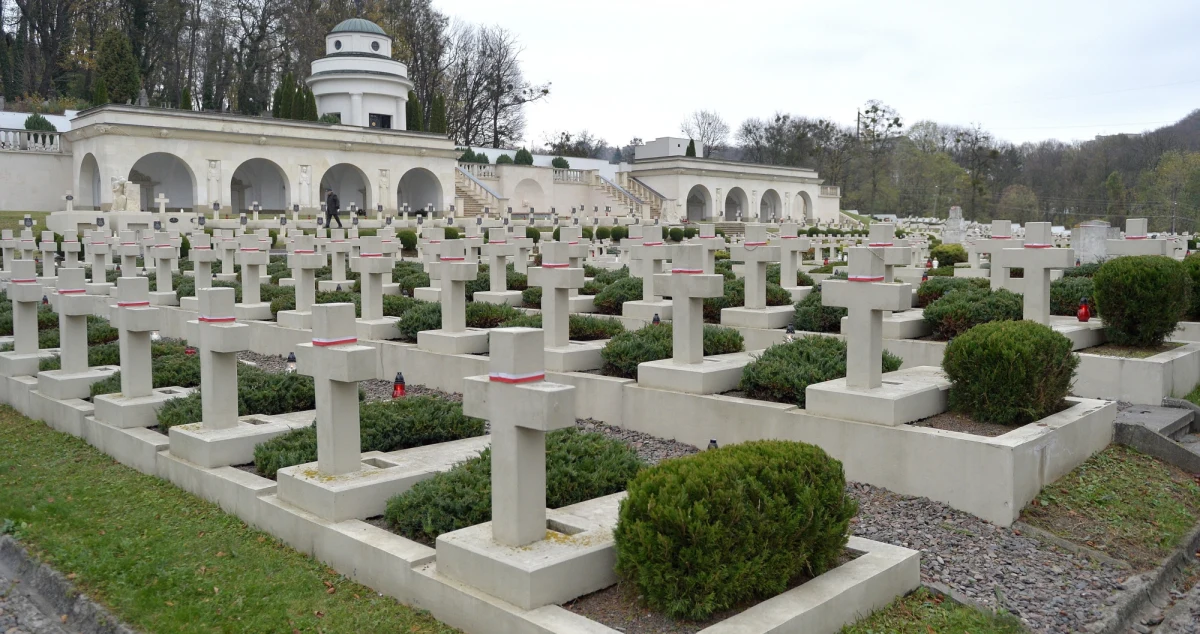 Na Cmentarzu Łyczakowskim we Lwowie zatrzymano trzech polskich studentów, którzy chcieli odpalić race na znajdującym się na Cmentarzu Łyczakowskim Cmentarzu Orląt, obok miejsca polskich pochówków wojskowych. Informacje o tym zdarzeniu przekazał zastępca mera miasta Andrij Moskałenko. 
