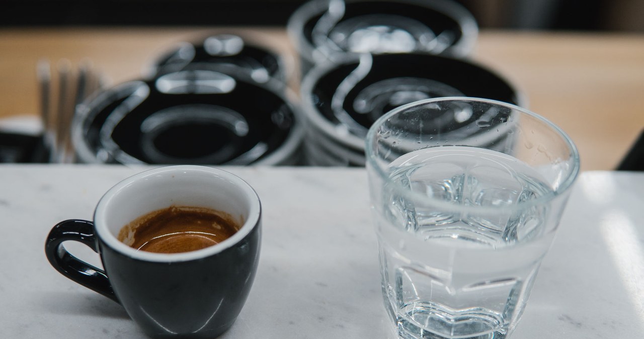 Dlaczego do espresso podają wodę? Odpowiedź nie jest wcale taka oczywista!