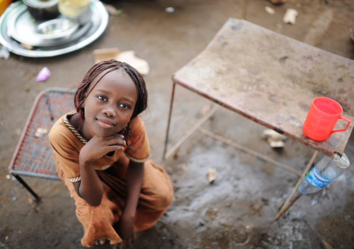 Najbardziej znany na świecie portal społecznościowy spotkał się z ostrą krytyką po tym, jak 16-letnia dziewczyna z Sudanu Południowego została wydana za mąż poprzez Facebooka. Ojciec zorganizował tam aukcję, podczas której zaoferowano mu za córkę 500 krów, trzy samochody i 10 tysięcy dolarów. Facebook usunął konto ojca, kiedy dziewczyna została już wydana za mąż.