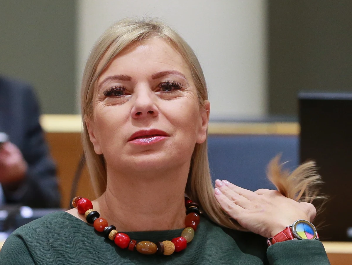 Zły, dobry i jeszcze lepszy policjant – tak w skrócie można opisać to, jak Komisja Europejska komunikuje się w sprawie nowelizacji ustawy o Sądzie Najwyższym. Aż dwóch unijnych komisarzy odpowiedziało na pytanie, czy nowelizacja ustawy o SN wystarczy do wycofania skargi z TSUE. Odpowiedź obu komisarzy była dobrze przygotowana i wyreżyserowana. A przede wszystkim uzgodniona.