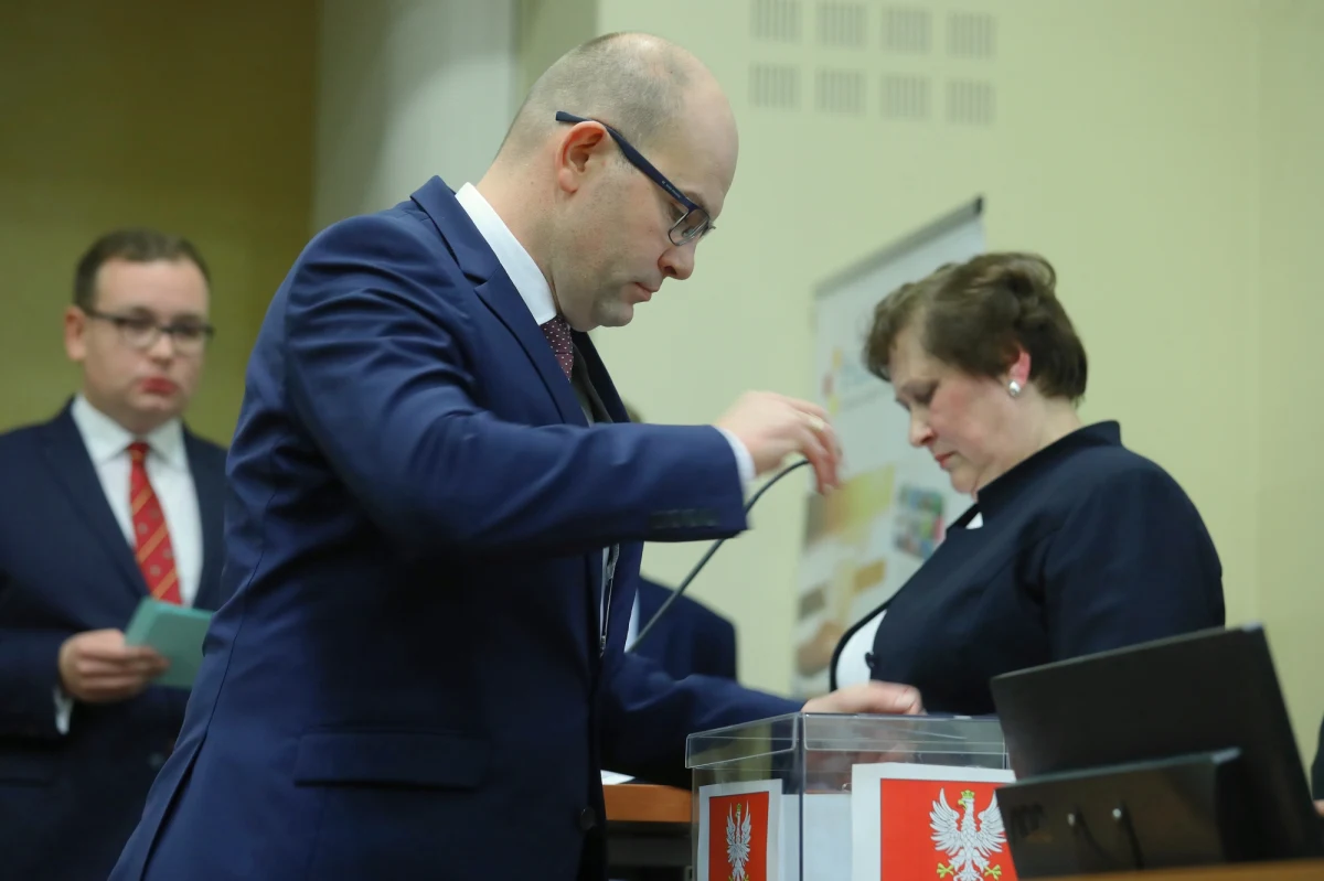 Jednak nie było niespodzianki. Kandydat PiS Artur Kosicki został wybrany na marszałka Podlasia. Sensacja wisiała na włosku, bo wcześniej mimo że PiS ma większość w sejmiku wojewódzkim, przewodniczącym sejmiku został kandydat Koalicji Obywatelskiej. 