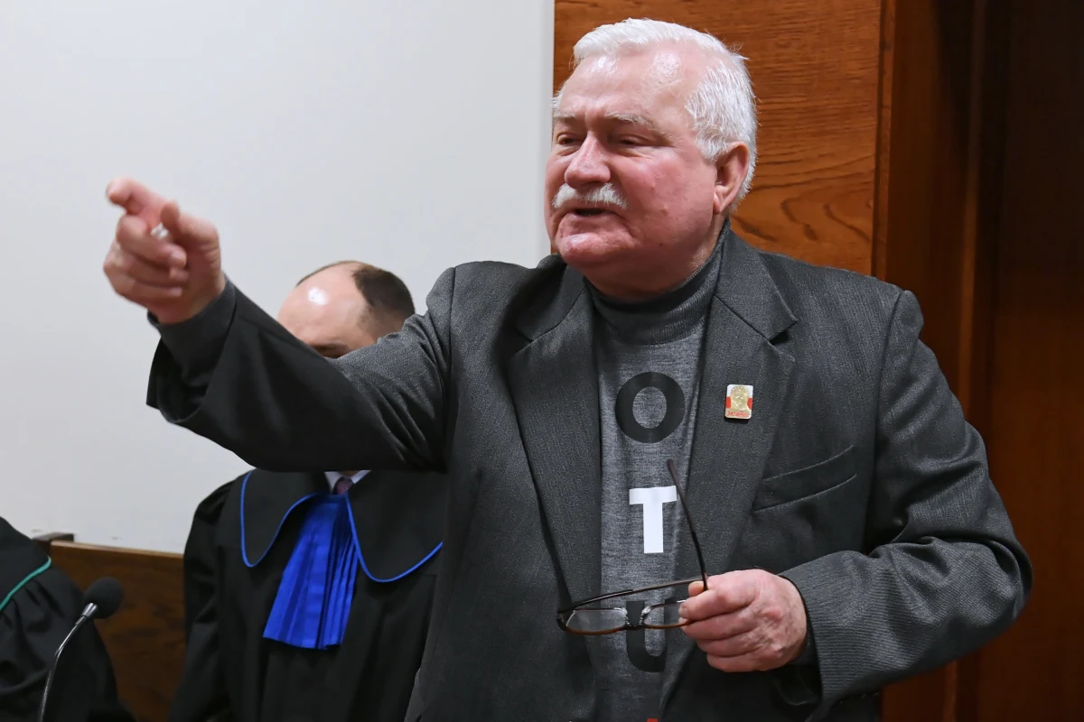 Jarosław Kaczyński i Lech Wałęsa nie zgodzili się na zaproponowaną ugodę – ogłosił sąd w Gdańsku. Rozpoczął się tym samym proces z powództwa prezesa PiS. Jarosław Kaczyński pozwał byłego prezydenta Lecha Wałęsy za wpisy w internecie. Sprawa dotyczy m.in. wypowiedzi Wałęsy, że szef PiS jest odpowiedzialny za katastrofę smoleńską. Były prezydent zarzucił także Kaczyńskiemu wydanie polecenia "wrobienia" go i przypisania mu współpracy z organami bezpieczeństwa PRL-u. Wyrok zostanie ogłoszony 6 grudnia.