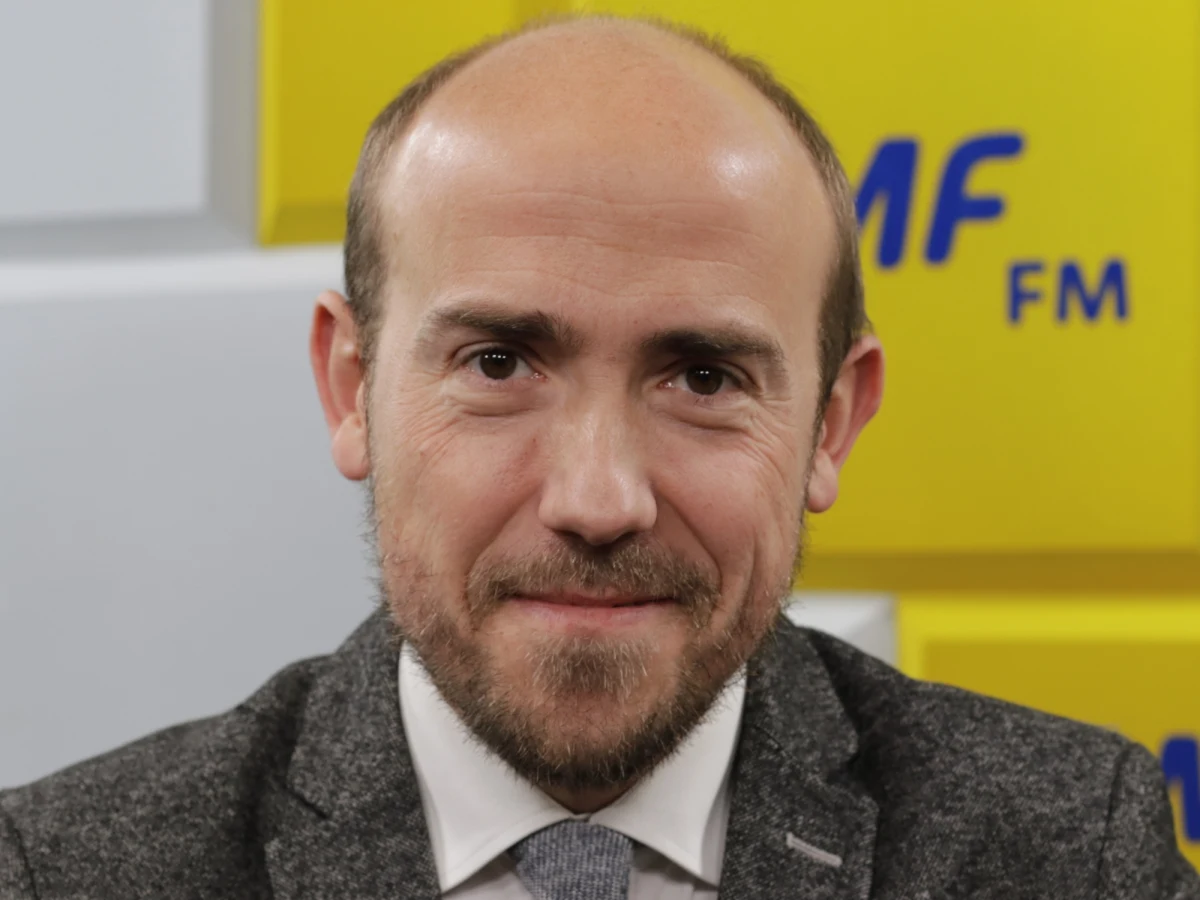 "Ubolewam nad tym, że wyborcy zostali oszukani, zostali oszukani również wyborcy Nowoczesnej" - skomentował porażkę Koalicji Obywatelskiej w śląskim sejmiku w Popołudniowej rozmowie w RMF FM Borys Budka. Wczoraj radny Wojciech Kałuża wybrany z ramienia Koalicji Obywatelskiej do śląskiego sejmiku przeszedł do PiS i tym samym przesądził o tym, że to PiS będzie rządziło w sejmiku śląskim. Według wcześniejszych doniesień na Śląsku miała rządzić koalicja PO, Nowoczesna, PSL, SLD. "Jest tak, że w ramach partnerstwa nie ingeruje się w kandydatów, które zgłasza druga strona. Jeżeli byśmy nie zaakceptowali na listach członka zarządu Nowoczesnej, to byłoby pytanie dlaczego PO ingeruje w kandydatów wskazanych przez Nowoczesną" - mówił o decyzji o wpisaniu Kałuży na listy KO.