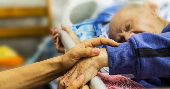 Od poniedziałku w większości miejskich i gminnych ośrodków pomocy społecznej w Polsce trwa tzw. Czarny Tydzień. To protest pracowników socjalnych, którzy chcą głośno powiedzieć o swoich problemach. Nie chcą zostawiać swoich podopiecznych bez należytej pomocy, na razie więc ograniczają się do symbolicznego wymiaru protestu. Przychodzą do pracy ubrani na czarno, oflagowują budynki, w których pracują i noszą stosowne emblematy. Mają nadzieję, że ich postulaty zostaną wysłuchane i potraktowane na poważnie. W przeciwnym razie nie wykluczają zaostrzania form protestu. 