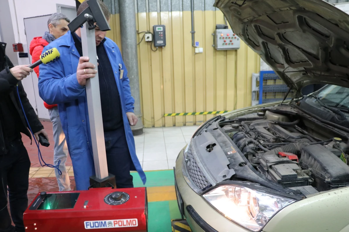 Komenda Główna Policji kolejny raz zwraca szczególną uwagę kierujących na stan i jakość oświetlenia pojazdów. Poprawnie ustawione światła samochodowe są jednym z najważniejszych czynników, mających wpływ na bezpieczeństwo, zarówno nasze jak i innych uczestników ruchu drogowego.