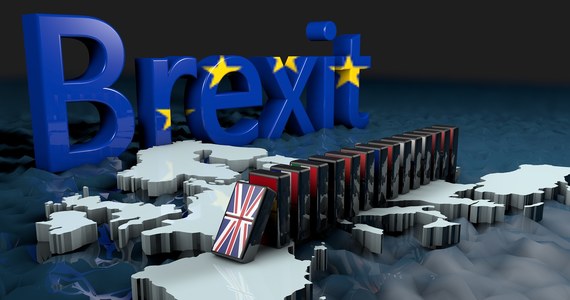 Przedstawiona w czwartek deklaracja polityczna dotycząca przyszłych relacji Wielkiej Brytanii z UE zawiera zapowiedzi wypracowania ambitnego, kompleksowego traktatu, ale utrzymuje je na poziomie ogólnym. Szczegóły będą ustalane w okresie przejściowym po Brexicie. Brytyjska premier Theresa May oceniła, że negocjacje ws. wyjścia Wielkiej Brytanii z Unii Europejskiej znalazły się w "krytycznym punkcie", i wezwała unijnych przywódców do skupienia się na finalizacji porozumienia podczas niedzielnej Rady Europejskiej. Przedstawiając posłom w Izbie Gmin szczegóły deklaracji politycznej dotyczącej przyszłych relacji ze Wspólnotą, May przekonywała, że spełnia ona oczekiwania wyborców w kwestii odzyskania kontroli nad granicami (włączając w to zakończenie swobody przepływu osób z UE, w tym Polski), wpłat do budżetu i prawodawstwa.