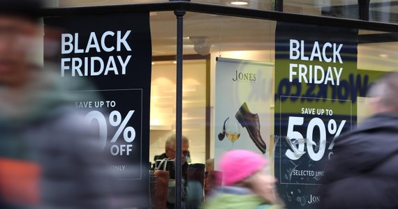 ​Dzisiaj Black Friday, czyli Czarny Piątek, który rozpoczyna weekend wyprzedaży. Urząd Ochrony Konkurencji i Konsumentów przypomina, że produkty kupione na wyprzedaży można reklamować.