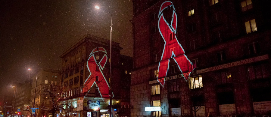 Przebadaj się, zanim będzie za późno - zachęcają organizatorzy Europejskiego Tygodnia Testowania w kierunku HIV i HCV. Akcja pod hasłem "Testuj. Lecz. Zapobiegaj" ma zachęcić jak najwięcej osób do wykonania badań w celu wczesnego wykrycia zakażeń. W Polsce w 2017 roku zanotowano 1526 nowych zakażeń wirusem HIV. To o 256 więcej niż w roku poprzednim.