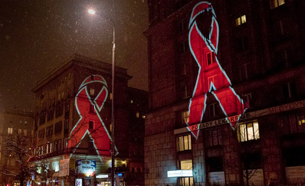 Przebadaj się, zanim będzie za późno - zachęcają organizatorzy Europejskiego Tygodnia Testowania w kierunku HIV i HCV. Akcja pod hasłem "Testuj. Lecz. Zapobiegaj" ma zachęcić jak najwięcej osób do wykonania badań w celu wczesnego wykrycia zakażeń. W Polsce w 2017 roku zanotowano 1526 nowych zakażeń wirusem HIV. To o 256 więcej niż w roku poprzednim.
