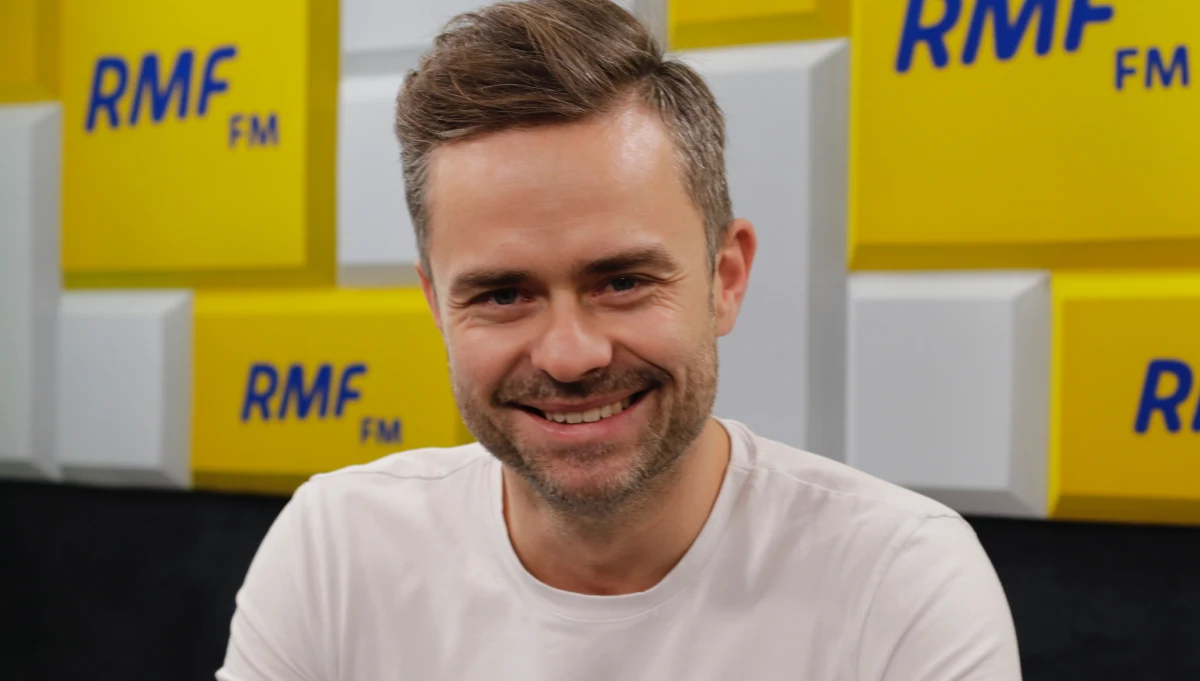 Były rzecznik Prawa i Sprawiedliwości Adam Hofman uważa, że obecnie władza "nie tyle się sypie", co ma „złe prognozy”. „Trzeba by sobie usiąść i zrobić pewien reset po tym, co się wydarzyło. Były wybory, potem afera KNF, zbliża się koniec roku, wchodzimy w nową kampanię - to jest dobry moment na reset” – mówił w Porannej rozmowie w RMF FM. Pytany o to, czy dojdzie do zmian w rządzie odpowiada, że „pewno i tak to nastąpi”. „To jest zawsze takie łapanie oddechu” – mówi. Podkreśla jednak, że najpierw rząd musiałby poradzić sobie z aferą KNF. „Ona bije w delikatne, miękkie podbrzusze obozu władzy. W sferę, która jest bardzo ważna dla elektoratu” – zaznacza Hofman. Podkreślił, że jest przekonany, że do rekonstrukcji rządu dojdzie jeszcze przed wyborami do Parlamentu Europejskiego.