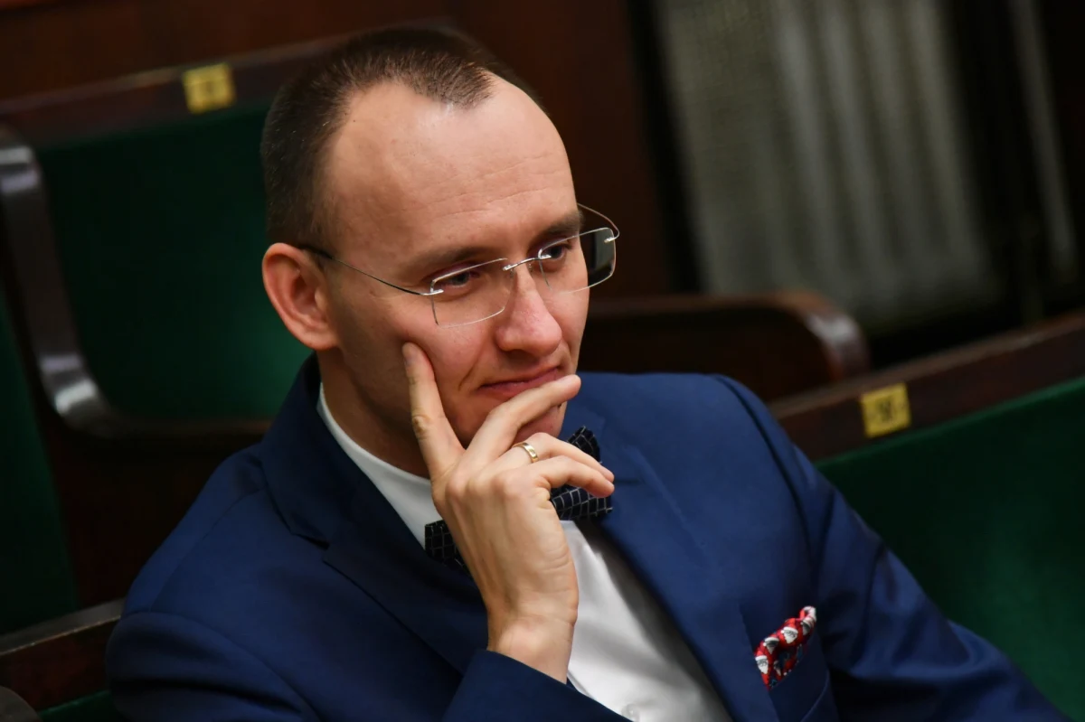 Mikołaj Pawlak został wybrany przez Sejm na stanowisko Rzecznika Praw Dziecka. Wczoraj sejmowe komisje polityki społecznej i rodziny oraz edukacji, nauki i młodzieży zarekomendowały jego kandydaturę, którą wcześniej zgłosił PiS. Pawlak w latach 2005-2016 r. pełnił funkcję adwokata przy sądach kościelnych w sprawach o stwierdzenie nieważności małżeństwa. Od 2006 roku jest przedstawicielem Izby Adwokackiej w Łodzi. Od listopada 2011 roku prowadził indywidualną praktykę adwokacką w Łodzi oraz w Aleksandrowie Łódzkim.
