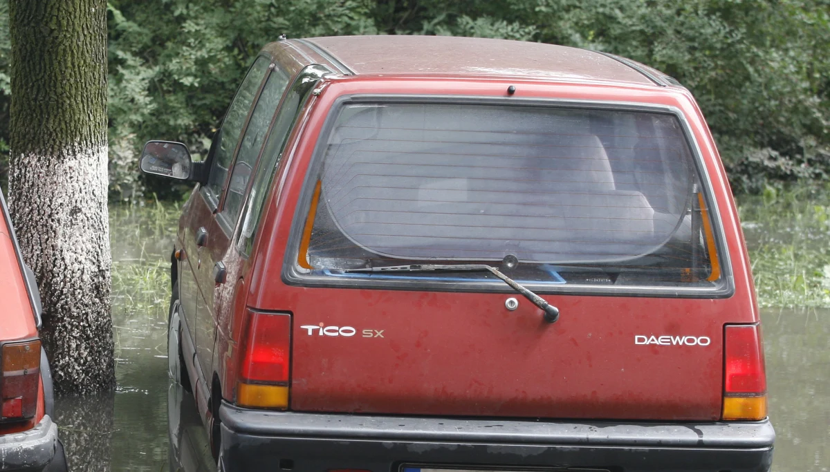 ​Trzech pijanych nastolatków w wieku od 14 do 16 lat uciekało samochodem przed policją w Lidzbarku Warmińskim. Ich pojazd ścigany przez radiowóz przewrócił się. Na szczęście nikomu nic się nie stało.