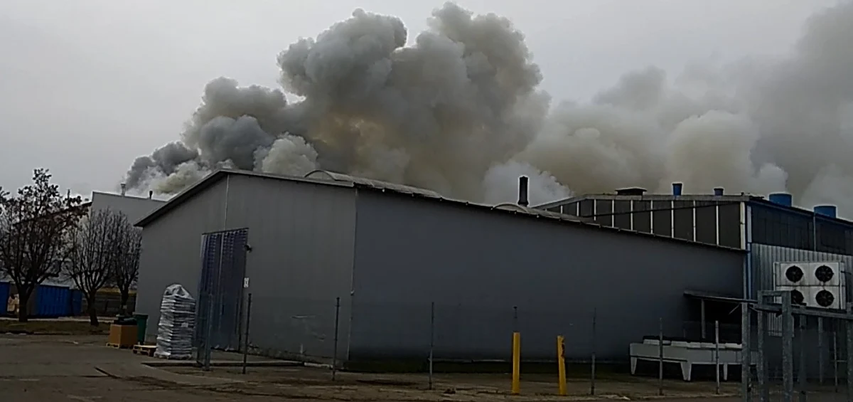 Strażacy opanowali pożar w budynku lakierni fabryki produkującej naczepy przy ul. Fabrycznej w Wieluniu w Łódzkiem. Pracownicy sami się ewakuowali, nikomu nic się nie stało. 