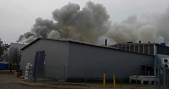 Strażacy opanowali pożar w budynku lakierni fabryki produkującej naczepy przy ul. Fabrycznej w Wieluniu w Łódzkiem. Pracownicy sami się ewakuowali, nikomu nic się nie stało. 
