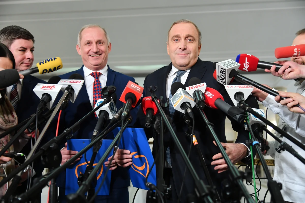 Afera KNF, korupcja polityczna, której PiS dopuścił się na Dolnym Śląsku i Śląsku oraz kłamstwa i populizm w kampanii wyborczej uzasadniają nasz wniosek o odwołanie rządu - powiedział lider PO Grzegorz Schetyna. Szef klubu PO Sławomir Neumann zapowiedział, że taki wniosek zostanie złożony jeszcze dziś. Zaproponowanym przez PO kandydatem na nowego premiera będzie Grzegorz Schetyna. "Wniosek PO o konstruktywne wotum nieufności wobec rządu Mateusza Morawieckiego nie ma żadnych szans; opozycja chce wprowadzić destrukcję w życiu parlamentarnym; my się obronimy" - powiedziała rzeczniczka PiS Beata Mazurek. 