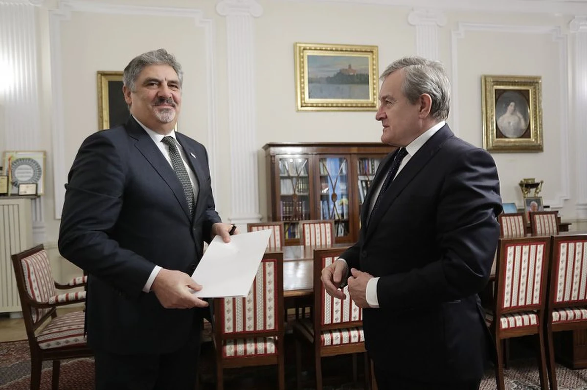 Historyk sztuki, profesor Jerzy Miziołek będzie nowym dyrektorem Muzeum Narodowego w Warszawie. Dziś odebrał nominację od ministra kultury Piotra Glińskiego. Miziołek był dyrektorem Muzeum Uniwersytetu Warszawskiego. Zastąpi Agnieszkę Morawińską, którą w czerwcu zrezygnowała ze stanowiska.